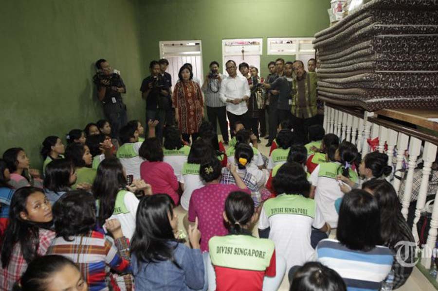 Menteri Ketenagakerjaan, Hanif Dhakiri berbincang dengan tenaga kerja wanita (TKW) saat melakukan inspeksi mendadak di Perusahaan Pengerah Tenaga Kerja Indonesia Swasta (PPTKIS) Elkari Makmur Sentosa yang terletak di Jalan Asem Baris Raya, Gang Z, Tebet, 